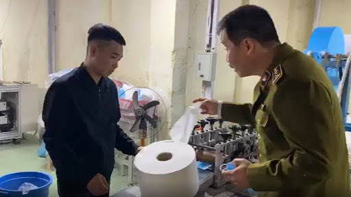 Thường Tín – Hà Nội: Bắt xưởng sản xuất khẩu trang từ giấy vệ sinh